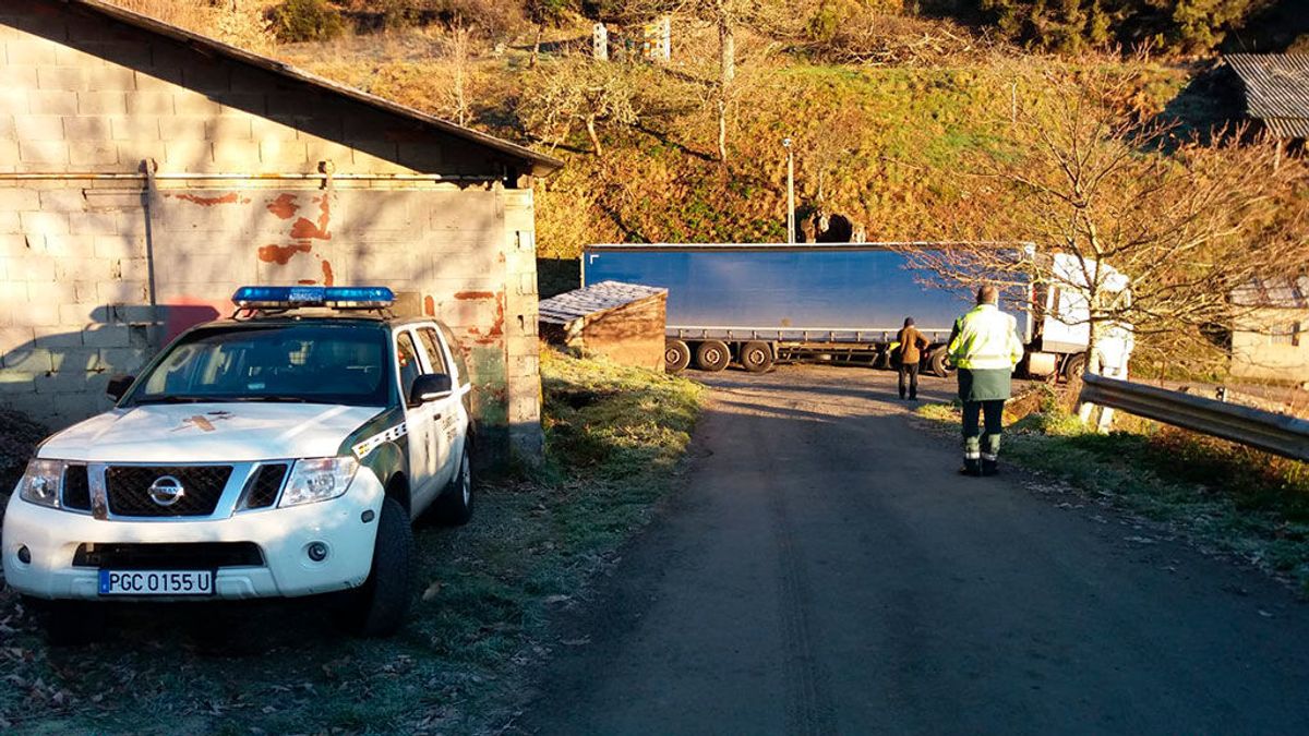 El GPS deja atrapado a un camión de 24 toneladas en una carretera de Ourense El GPS deja atrapado a un camión de 24 toneladas en una carretera de Ourense