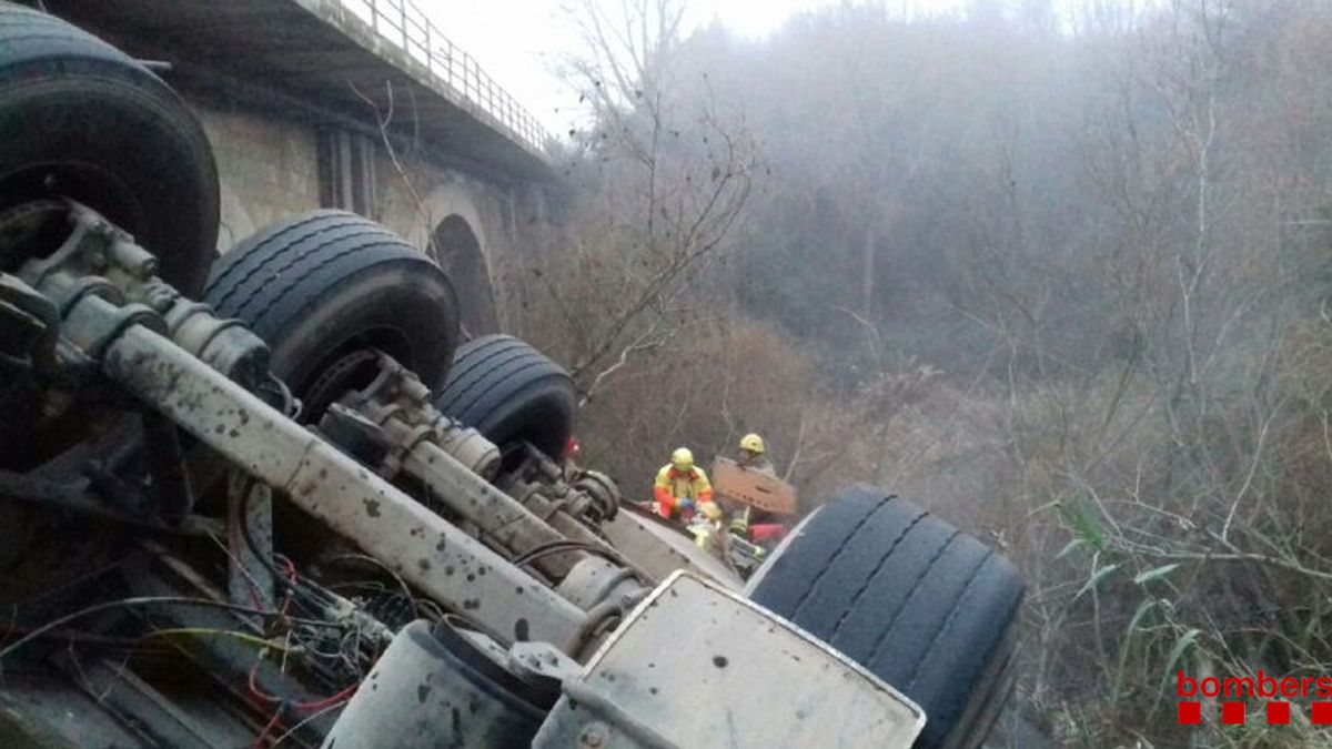 Un camionero que transportaba 200 cerdos cae al río en Albesa