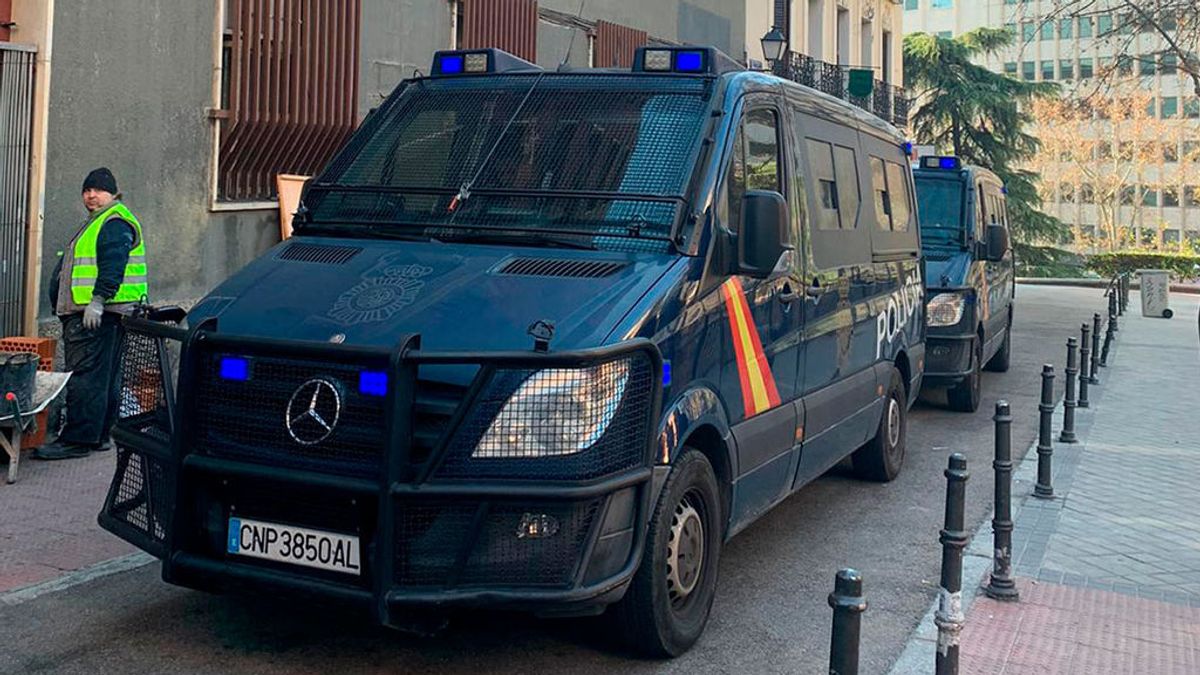 La Policía desaloja al colectivo neonazi Hogar Social Madrid de la sede okupada junto a la plaza de España La Policía desaloja al colectivo neonazi Hogar Social Madrid de la sede okupada junto a la plaza de España