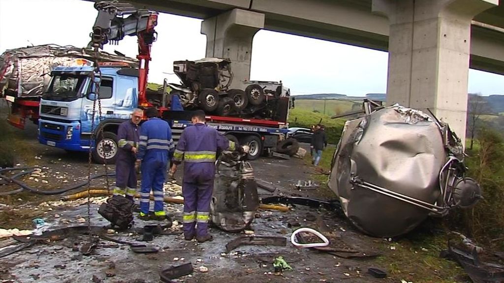 Un camión cisterna se despeña por un viaducto de la autovía a la altura de Abadín (Lugo)