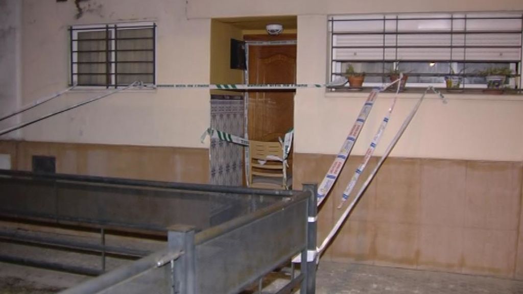 Encierra a su esposa en una habitación y prende fuego a la casa en Sevilla Encierra a su esposa en una habitación y prende fuego a la casa en Sevilla