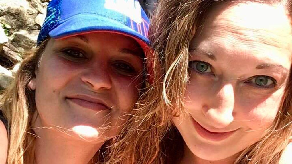 Finge estar embarazada a la vez que su mejor amiga, le ayuda a dar a luz, la asesina y secuestra a su bebé Finge estar embarazada a la vez que su mejor amiga, le ayuda a dar a luz, la asesina y secuestra a su bebé