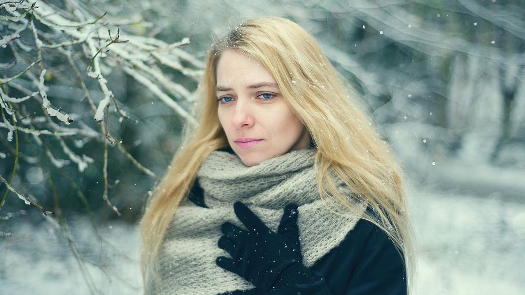 La falta de sol, el trabajo o la soledad: lo que más triste pone a una persona en invierno dice mucho de ella