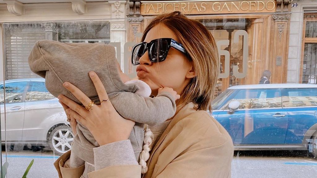 Laura Escanes y su originalidad a la hora de mostrarnos la cara de su hija Roma: "Es lo mejor que veré hoy"