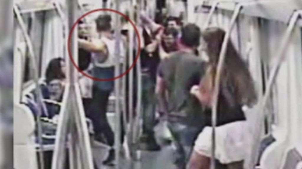 El vídeo de la terrible agresión a un hombre en el metro de Barcelona