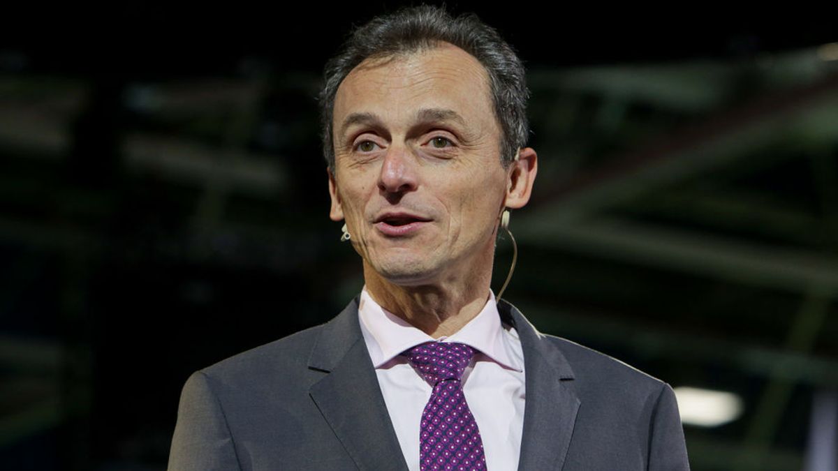 Pedro Duque, el astronauta del Gobierno Sánchez mantiene la cartera de Ciencia pero pierde Universidades Pedro Duque, el astronauta del Gobierno Sánchez mantiene la cartera de Ciencia pero pierde Universidades