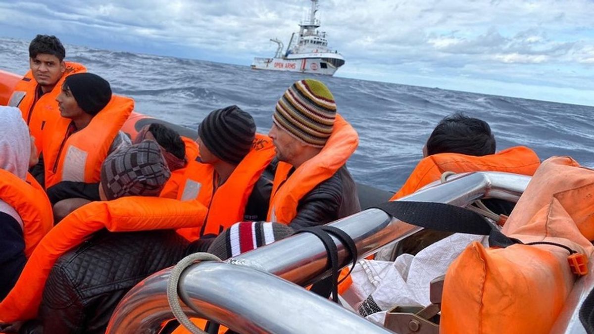 El Open Arms recata a dos embarcaciones con 118 personas en el mediterráneo El Open Arms recata a dos embarcaciones con 118 personas en el mediterráneo