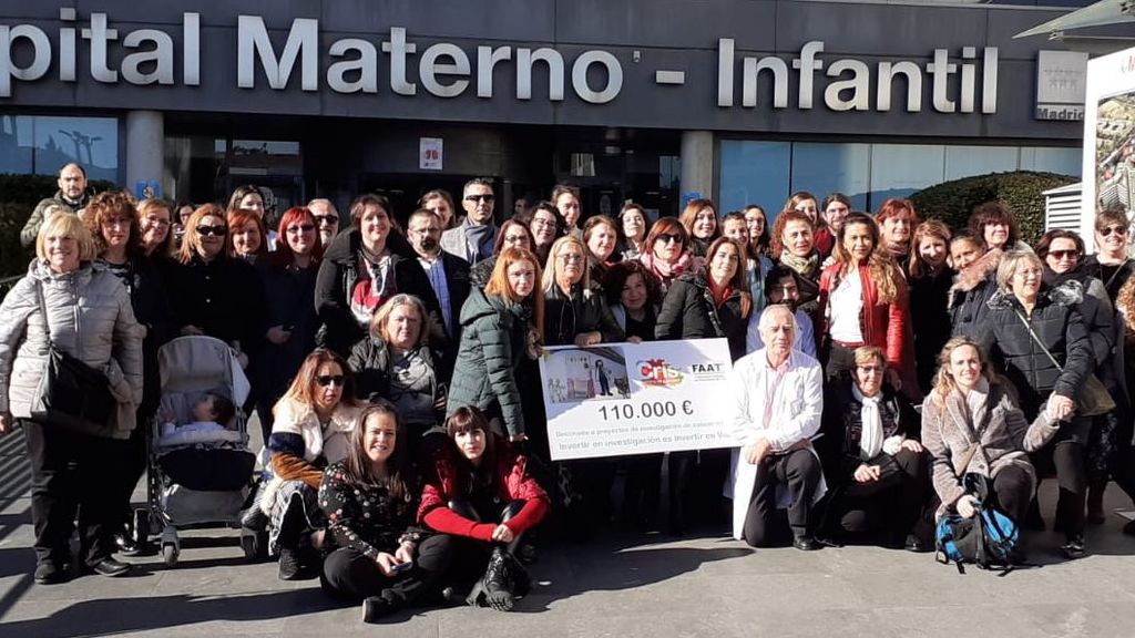 Entrega del cheque a favor de Cris Contra el Cáncer