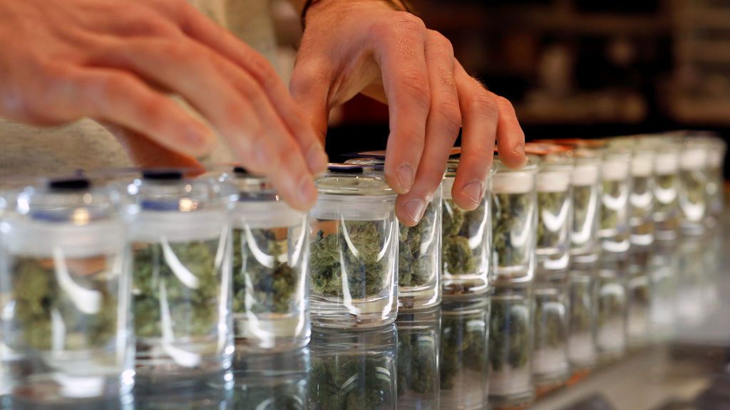 Horas de espera a temperaturas bajo cero para hacer la primera compra legal de marihuana en Illinois, EE.UU. Horas de espera a temperaturas bajo cero para hacer la primera compra legal de marihuana en Illinois, EE.UU.