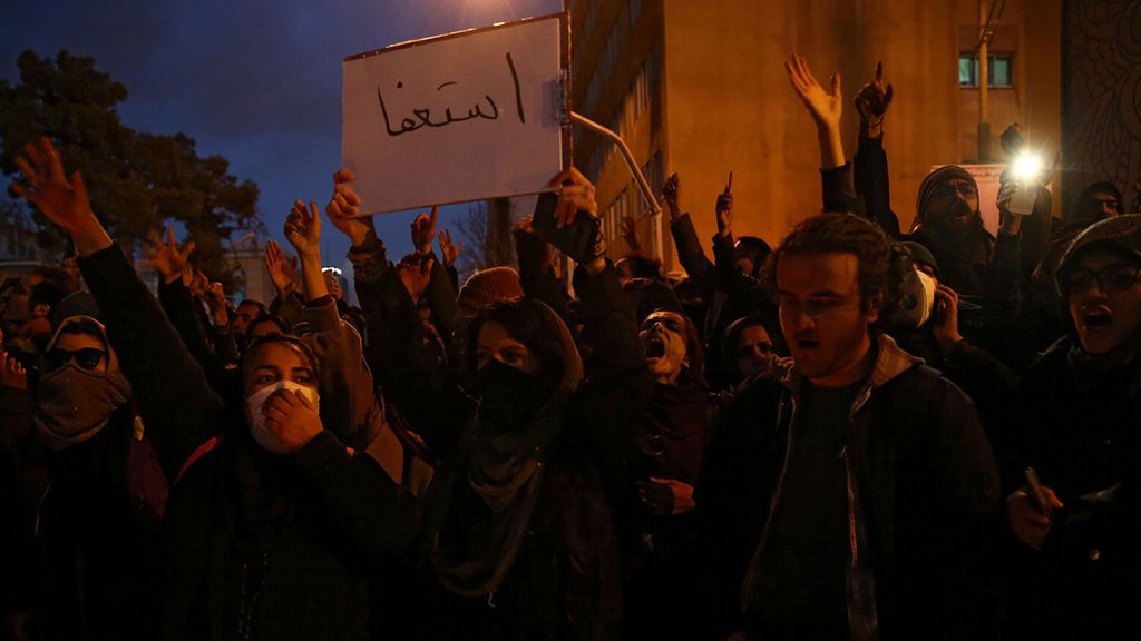 La protesta toma las calles de Irán tras reconocer el régimen que derribó el avión por error La protesta toma las calles de Irán tras reconocer el régimen que derribó el avión por error