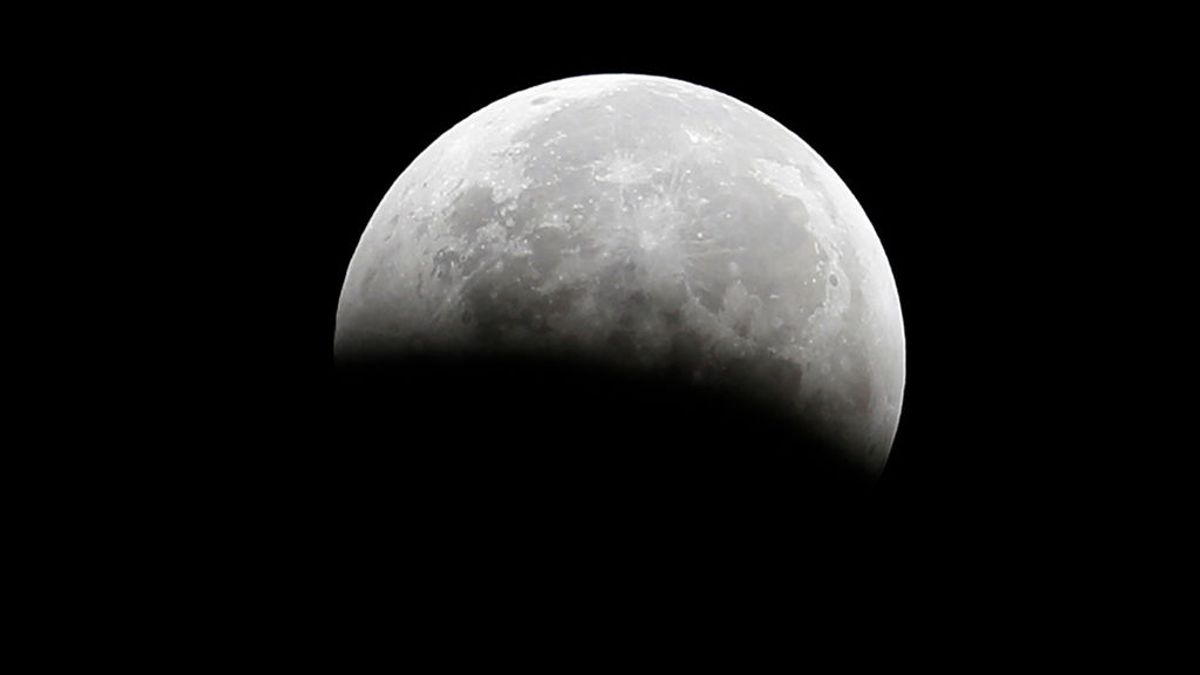 Una fotografía compuesta por 100.000 instantáneas refleja al detalle la superficie lunar Una fotografía compuesta por 100.000 instantáneas refleja al detalle la superficie lunar