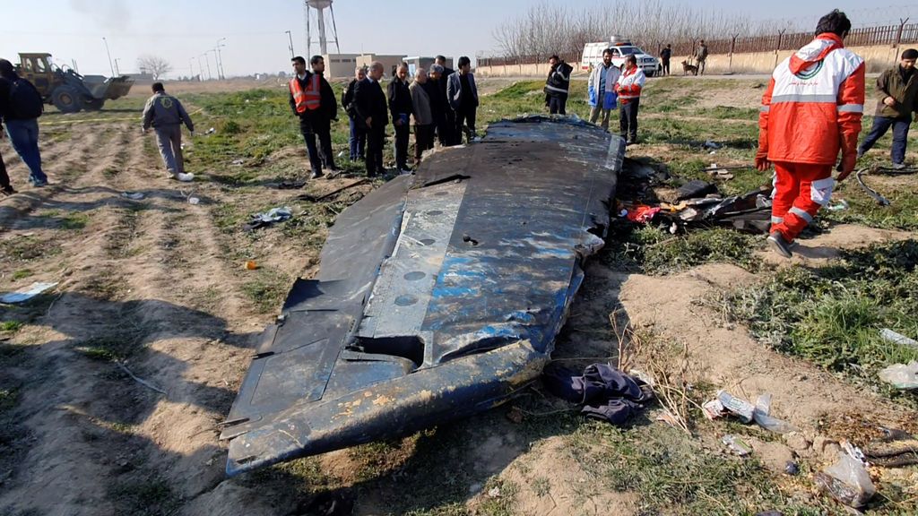 Irán reconoce que derribó el avión con 176 pasajeros "por error" Irán reconoce que derribó el avión con 176 pasajeros "por error"