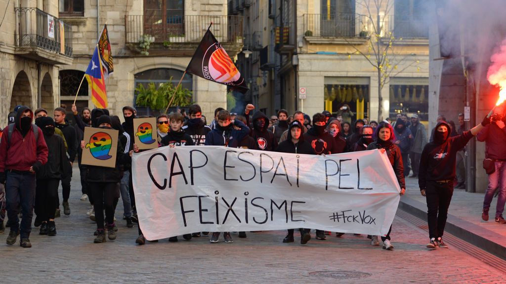 EuropaPress_2586152_Participantes_en_la_concentración_contra_la_convocatoria_de_Vox_bajo_el_lema_'Cap_espai_pel_feixisme'_('Ningún_espacio_para_el_fascismo')_%0a_en_Girona_a_12_de_enero_de_2020_