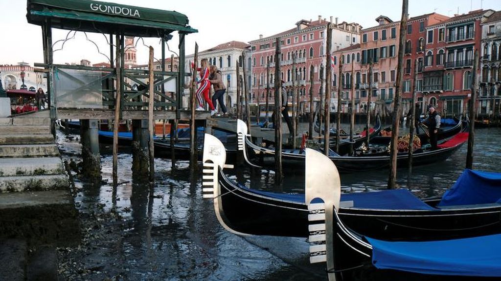 Varias góndolas en Venecia durante la marea baja