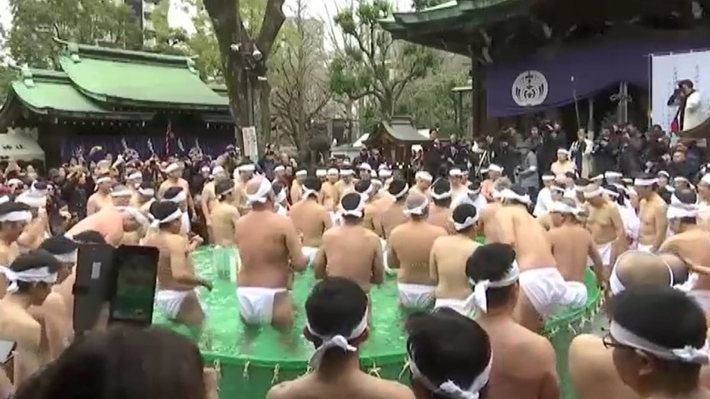 Recibir el 2020 con 'valentía': un centenar de personas se da un chapuzón helado en Tokio