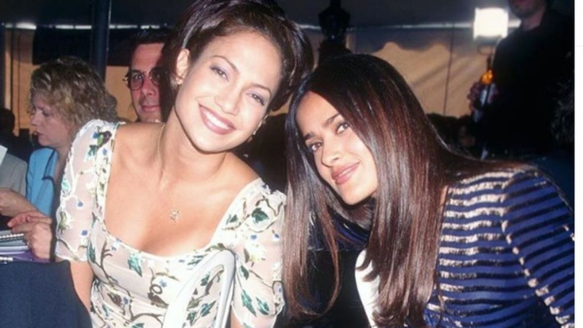 Salma Hayek celebra los éxitos de su amiga Jennifer López con una foto antigua juntas