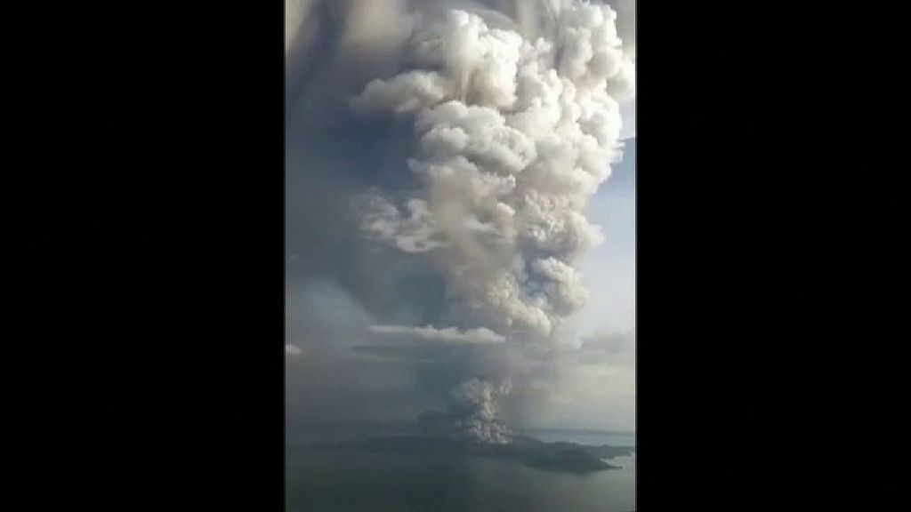 Alertan de un posible "tsunami volcánico" por la erupción en el volcán Taal de Filipinas