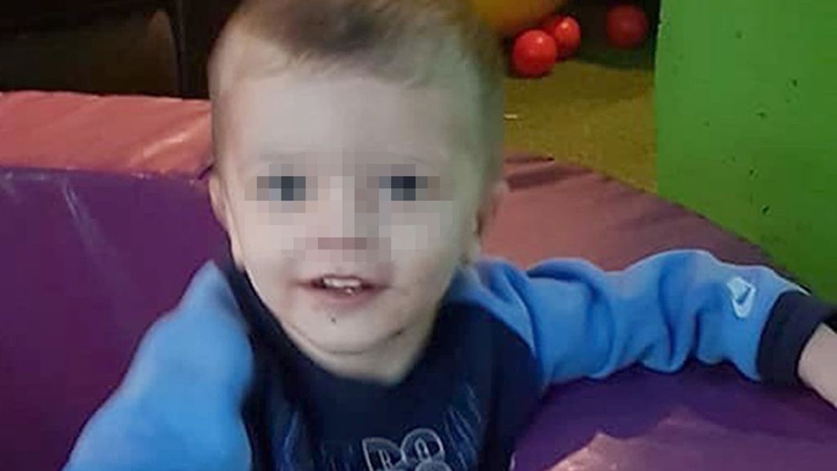 Acusan a una madre y a su pareja de matar a su hijo de 2 años de una paliza: "No puede dejar de llorar"
