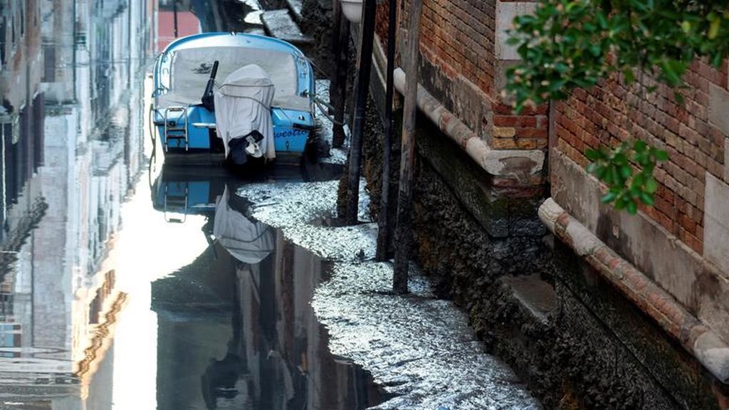 Un bote en un canal durante una marea baja