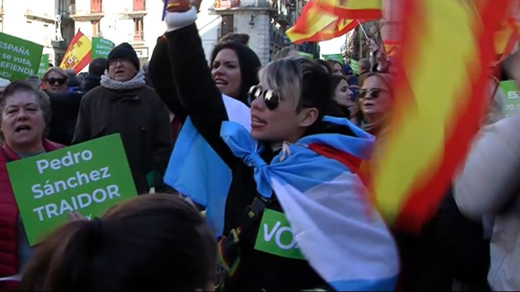 Tensión entre los manifestantes de la ultraderecha y antifascistas en la protesta de "España Existe" de Barcelona