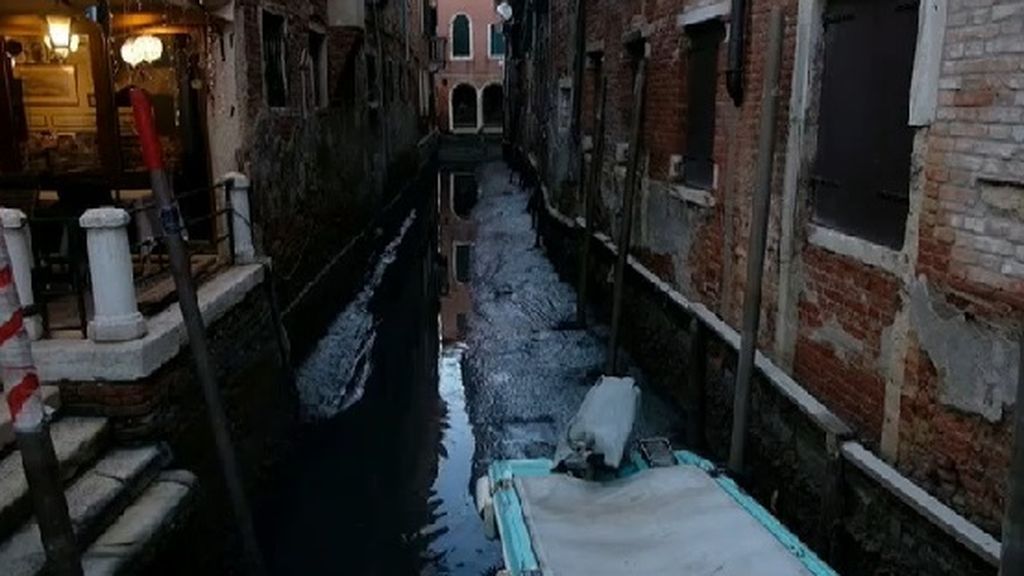 Venecia, de las inundaciones a las mareas bajas que secan sus canales