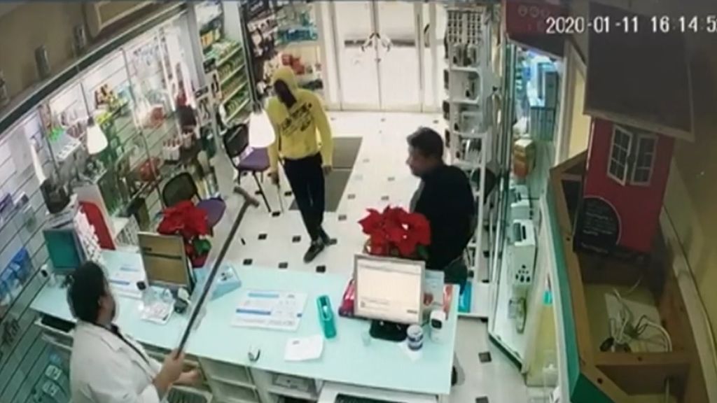 Atraco frustrado en una farmacia de Sevilla: evita que le roben amenazando al ladrón con un bastón