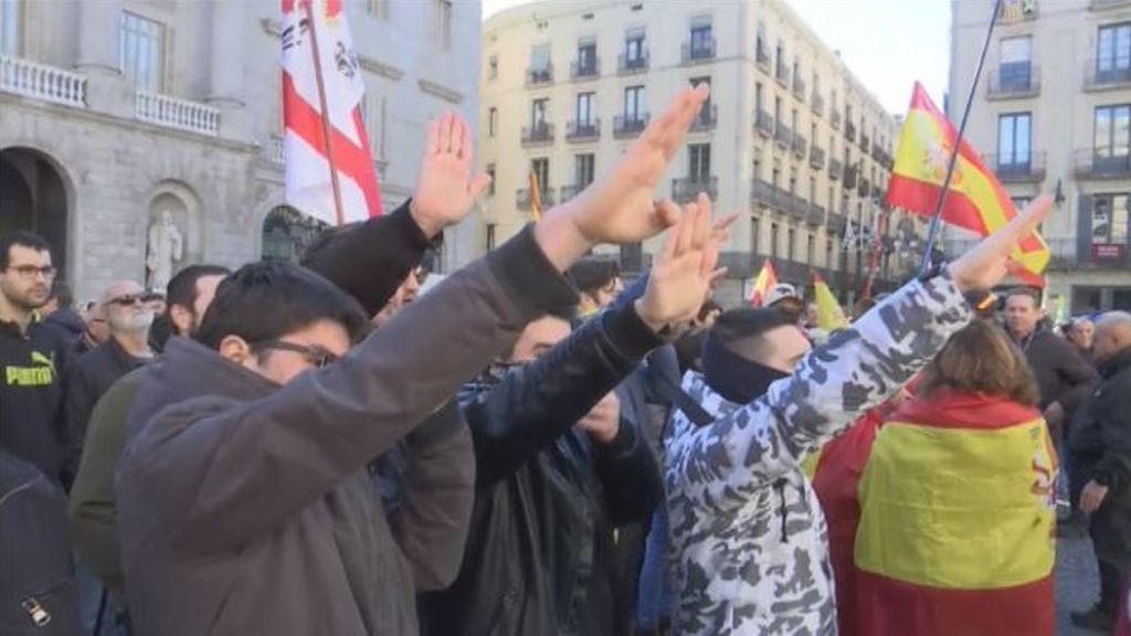 Empujones, saludos nazis y el 'Cara al sol' en la manifestación de Vox