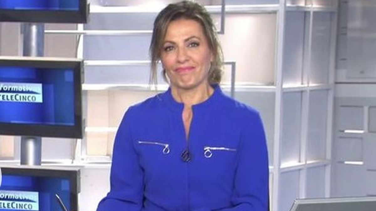 Ángeles Blanco responde con sentido del humor a las bromas por su vestuario para presentar los Informativos Ángeles Blanco responde con sentido del humor a las bromas por su vestuario para presentar los Informativos