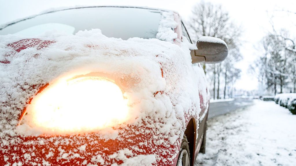 El alcohol: el mejor truco para quitar la fina capa de hielo del parabrisas del coche El alcohol: el mejor truco para quitar la fina capa de hielo del parabrisas del coche