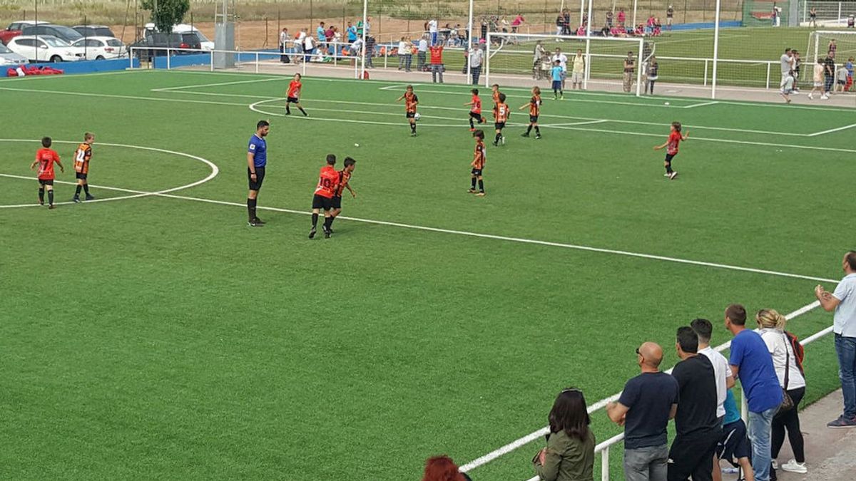Sancionan con 25 partidos a un niño de 10 años por agredir al árbitro tras el partido Sancionan con 25 partidos a un niño de 10 años por agredir al árbitro tras el partido