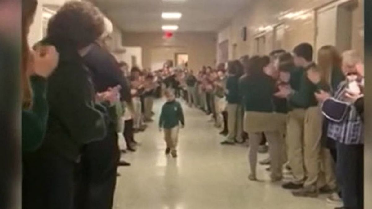 Un niño de seis años recibe con una gran ovación en su colegio tras vencer al cáncer