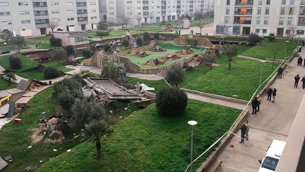 Un parque infantil se hunde sobre un aparcamiento subterráneo en Santander Un parque infantil se hunde sobre un aparcamiento subterráneo en Santander