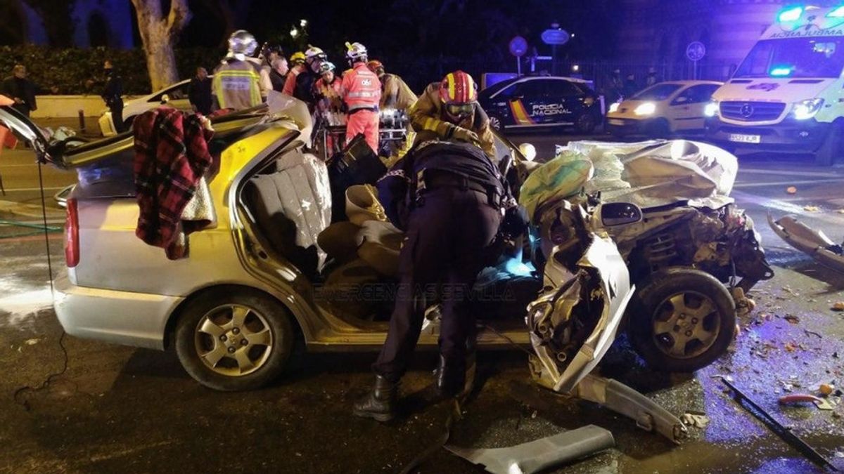 Choque entre un camión y un turismo en Sevilla:  Dos heridos en estado crítico