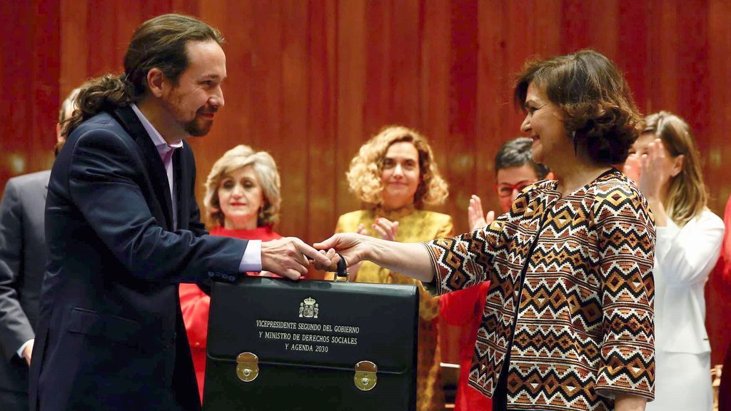 Pablo Iglesias recoge emocionado su cartera de vicepresidente