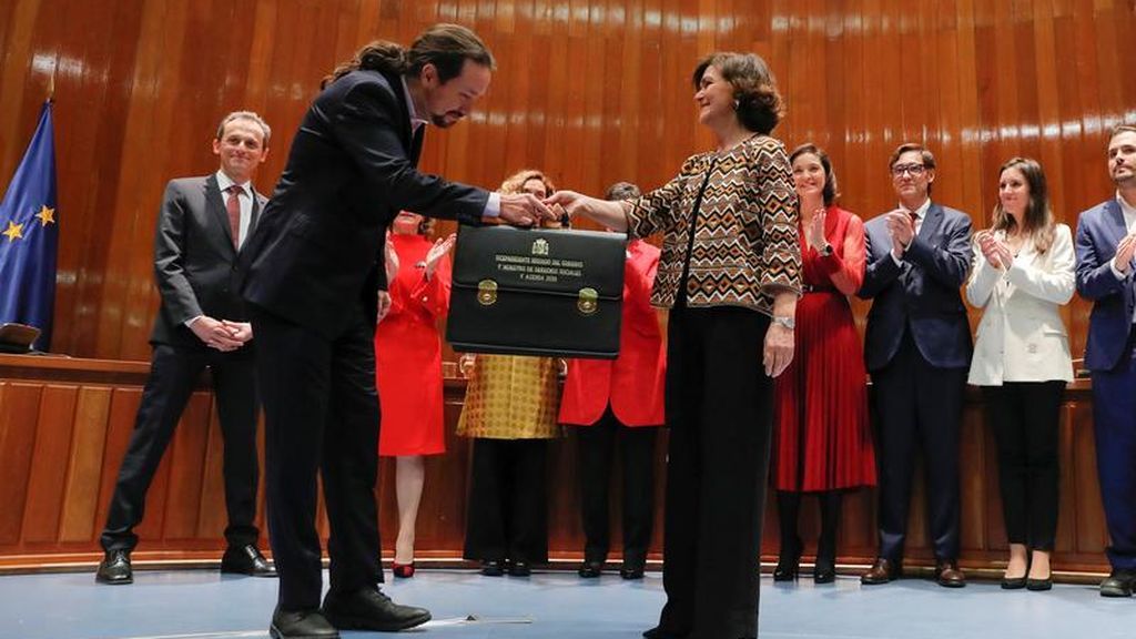 Pablo Iglesias recibe su cartera de vicepresidente de manos de Carmen Calvo al grito de ¡Sí se puede!