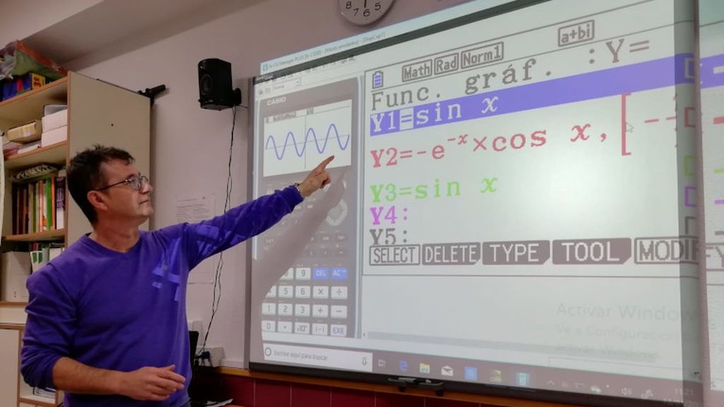 Lluís Bonet en una clase de matemáticas