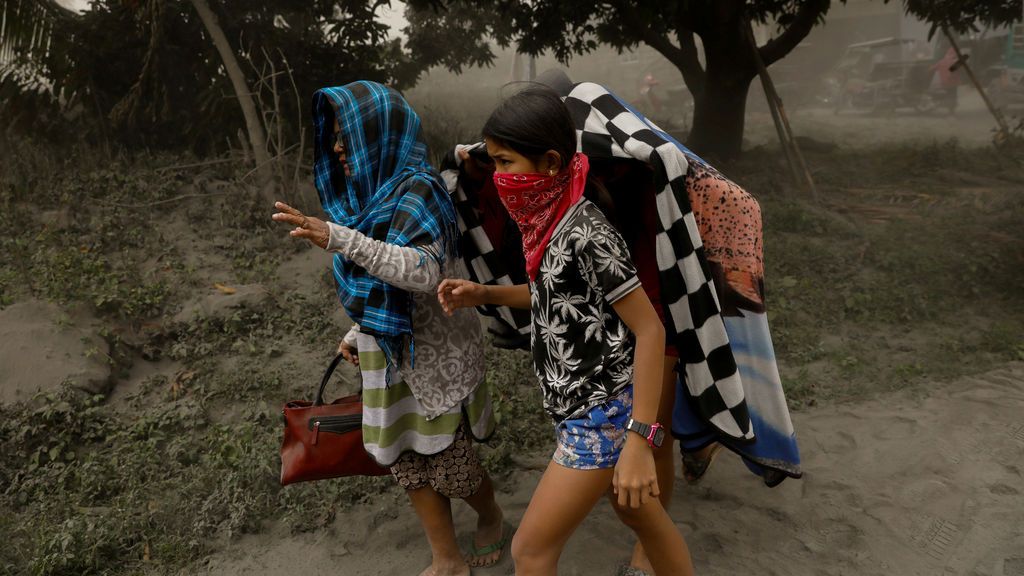 El volcán Taal de Filipinas comienza a escupir fuentes de lava ante una "inminente erupción peligrosa" El volcán Taal de Filipinas comienza a escupir fuentes de lava ante una "inminente erupción peligrosa"