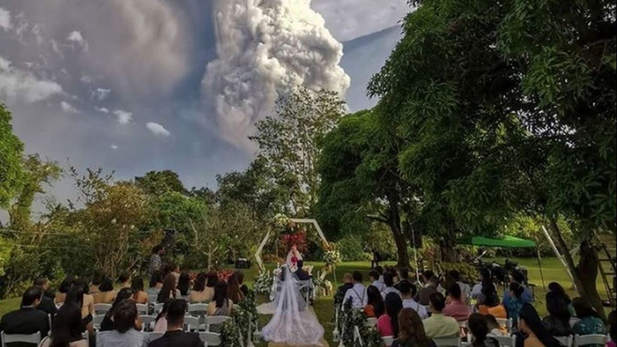 Una pareja continúa con su boda a pesar de la erupción de un volcán en Filipinas