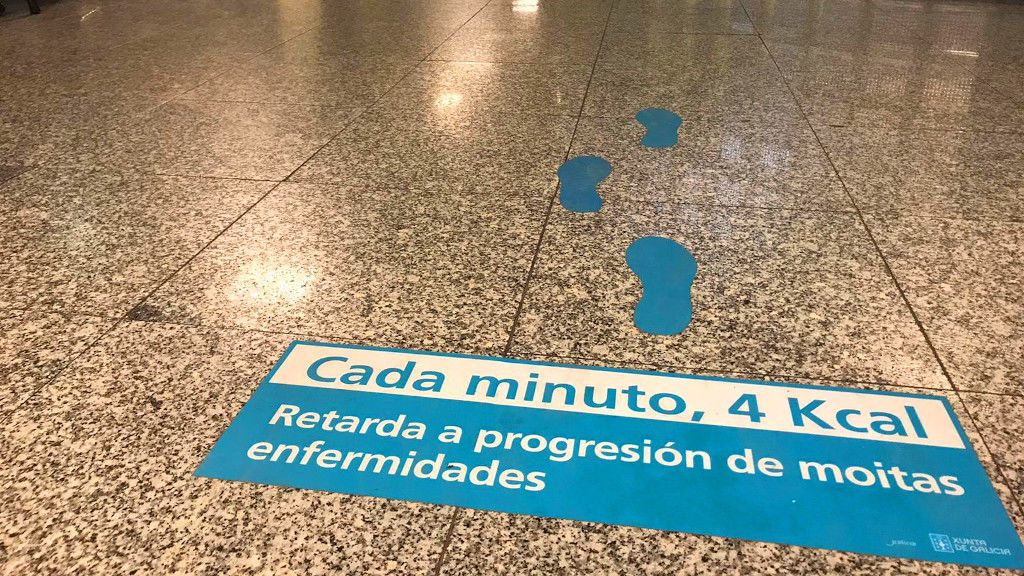 Este es uno de los mensajes que se pueden leer en el suelo del hospital de Pontevedra