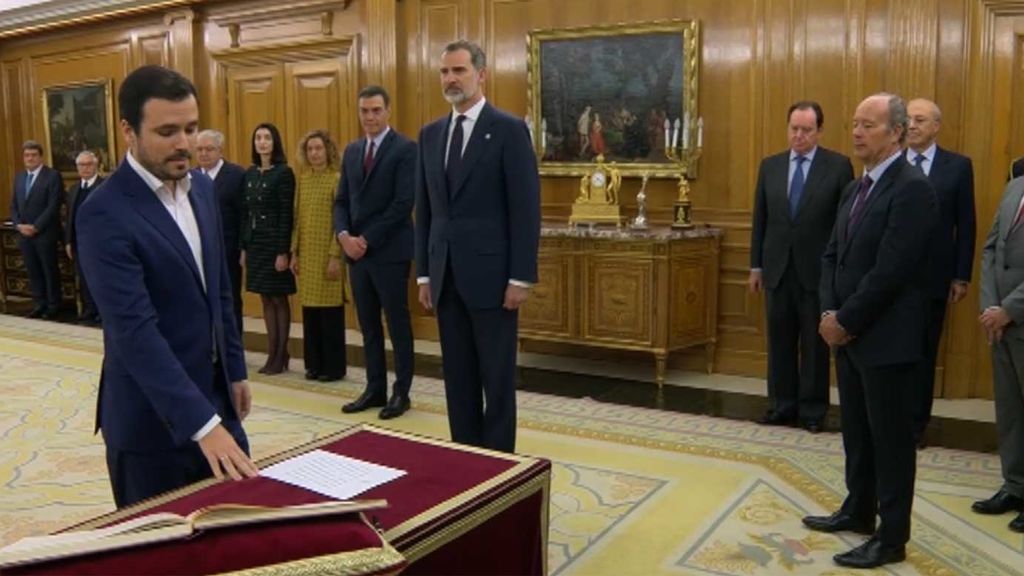 Garzón promete como ministro ante el rey