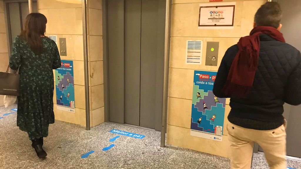 Los carteles se sitúan en ascensores, escaleras y pasillos