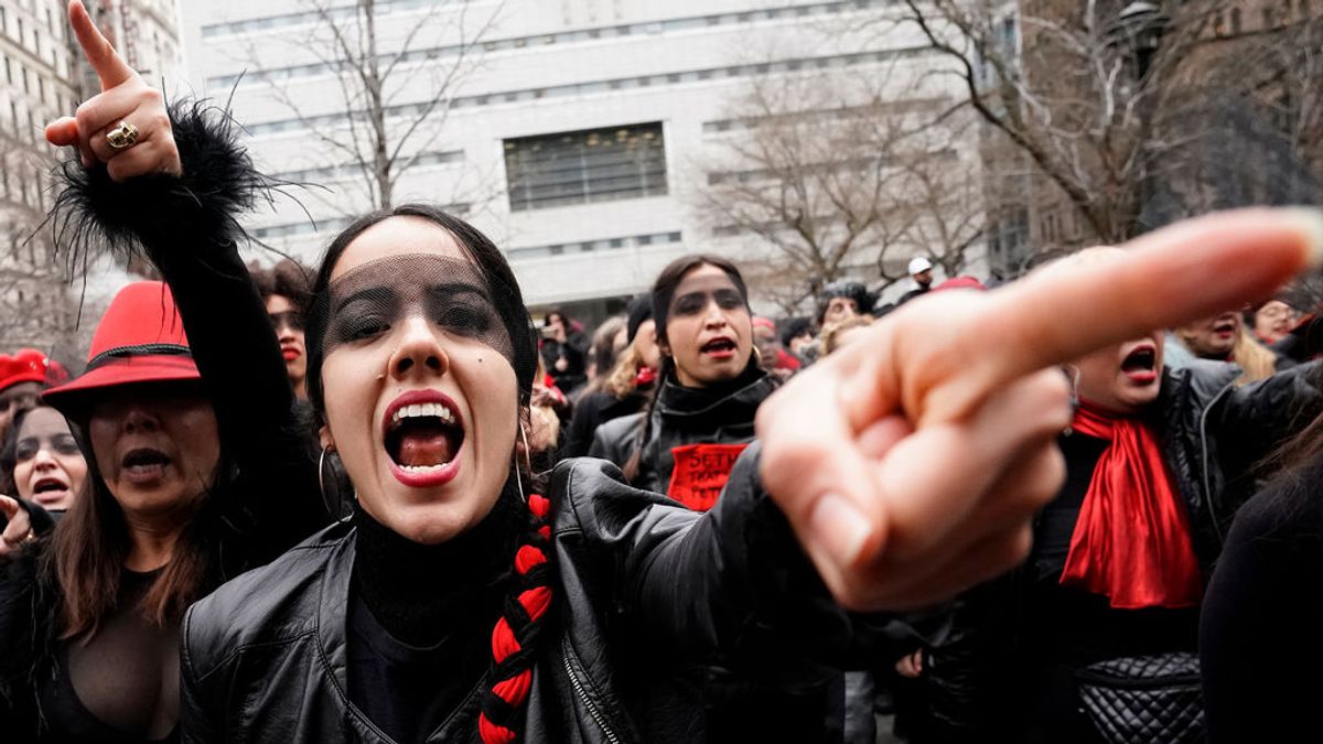 Manifestantes hacen ´flash mob´ a las puertas de la Corte donde se celebra el juicio Contra Harvey Weinstein