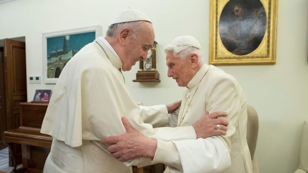 Benedicto se alía con los conservadores para atacar a Francisco: “No al fin del celibato en la Iglesia” Benedicto se alía con los conservadores para atacar a Francisco: “No al fin del celibato en la Iglesia”