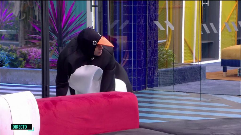 La aparatosa caída de Dinio en 'El tiempo del descuento' disfrazado de pingüino