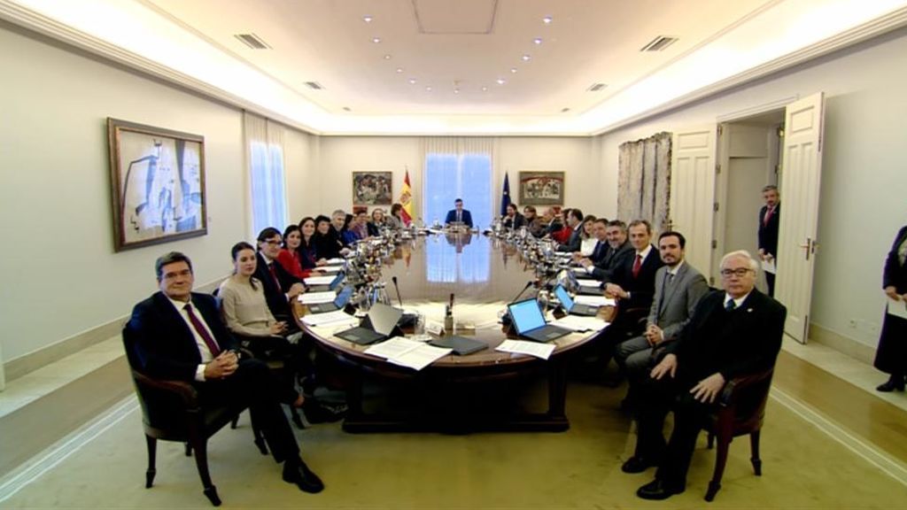 Los miembros del nuevo Gobierno se sientan en su primer Consejo de Ministros