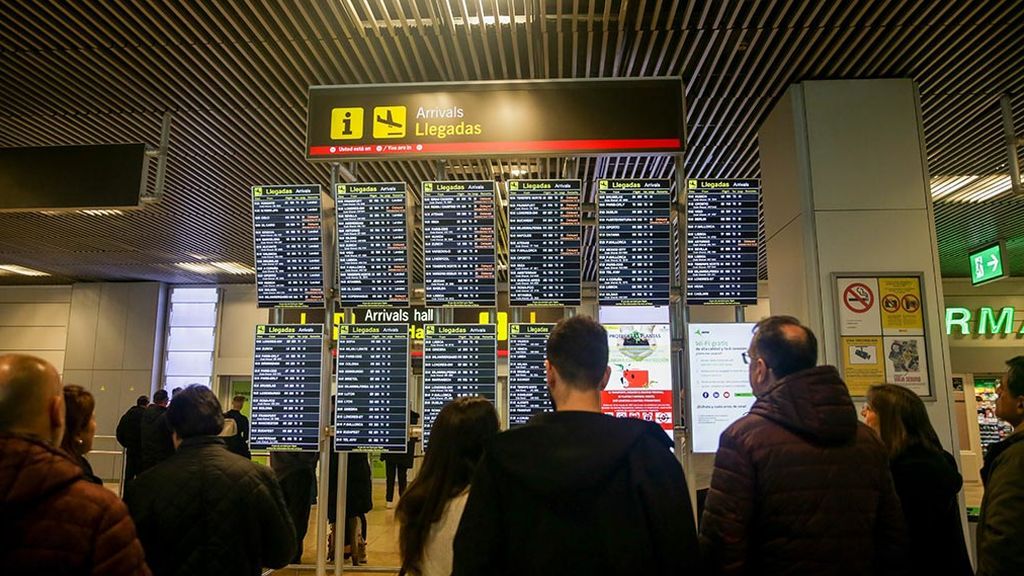 Los españoles prefieren el avión al ave para los viajes domésticos Los españoles prefieren el avión al ave para los viajes domésticos