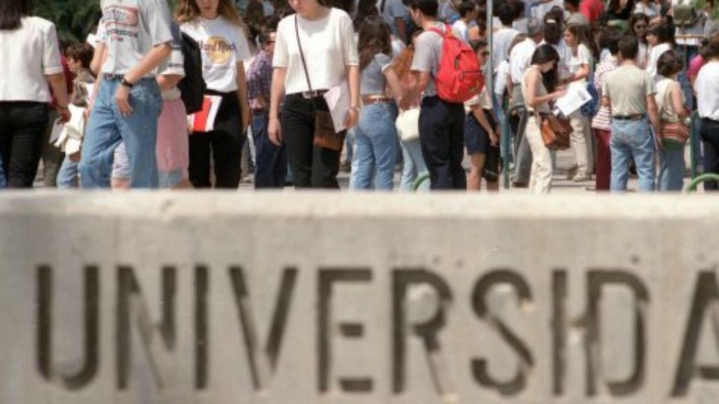 Dos años de cárcel a una madre y su hija por agredir a un profesor de Universidad de Vigo Dos años de cárcel a una madre y su hija por agredir a un profesor de Universidad de Vigo