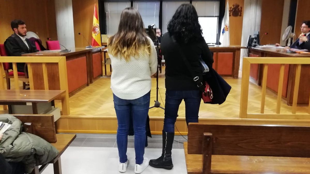 Juzgan a una estudiante de la Universidad de Vigo y a su madre por liarse a paraguazos con un profesor Juzgan a una estudiante de la Universidad de Vigo y a su madre por liarse a paraguazos con un profesor