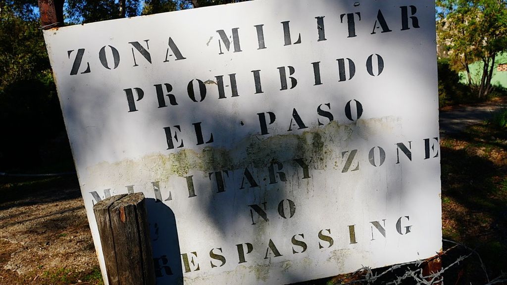 Un cartel prohibe el paso a Paloma Alta