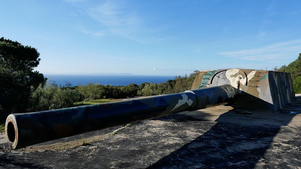 Gigantes en el Estrecho: el escondido destino de los mayores cañones de España